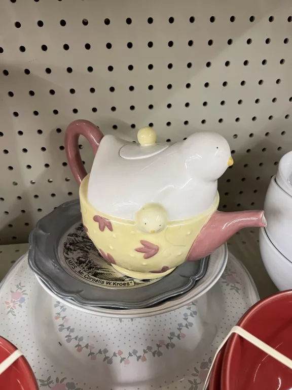 Teapot shaped like a bird