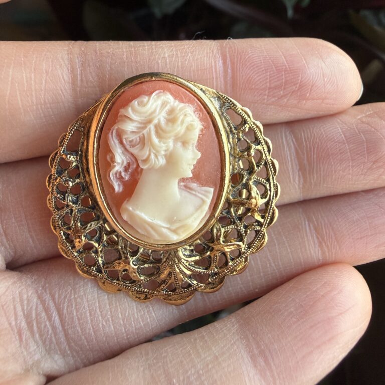 Cameo scarf clip